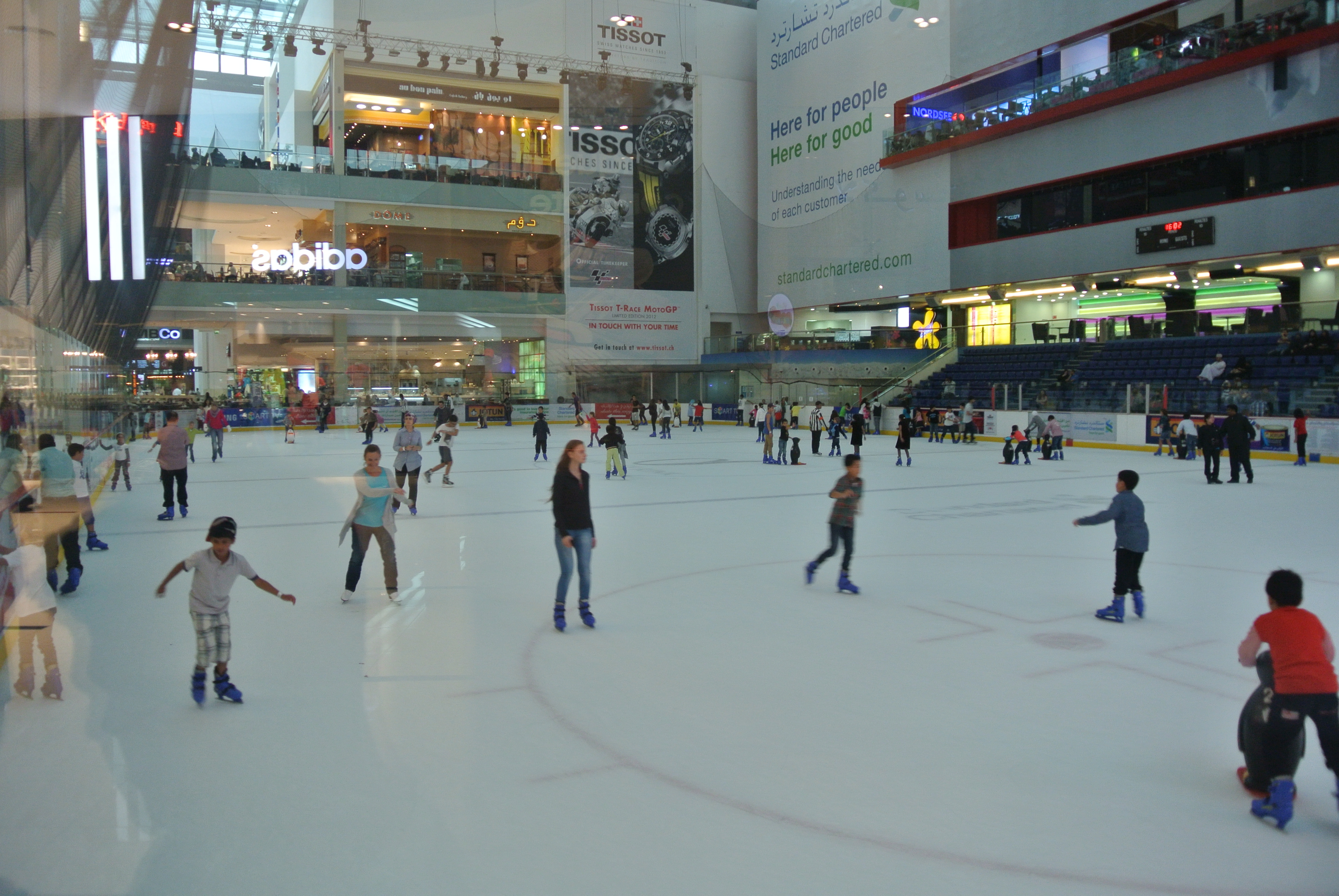 Каток балкания нова. Dubai Mall каток. Ice Rink Dubai. Ледовый каток Дубай Молл. Ледовый каток Ice Rink Dubai.